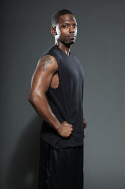 Siyah Amerikalı basketbol oyuncusu. gri arka plan üzerinde izole stüdyo portre.