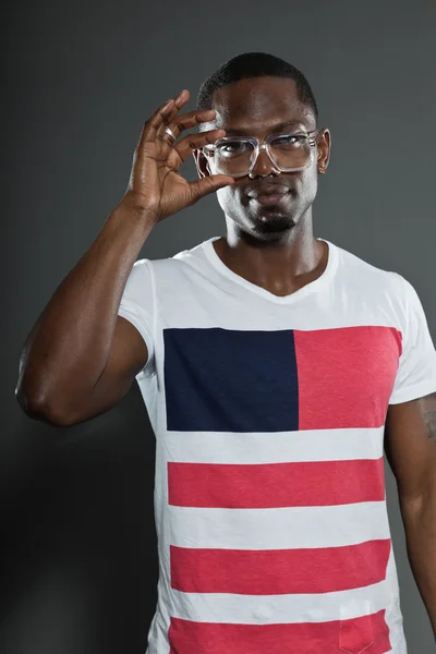 Cool urbano elegante hombre negro americano. Retrato de estudio de moda aislado sobre fondo gris. Usar gafas retro . — Foto de Stock