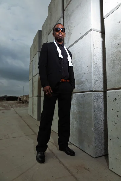 Cool homme noir américain en costume sombre portant des lunettes de soleil. Mode prise en milieu urbain . — Photo
