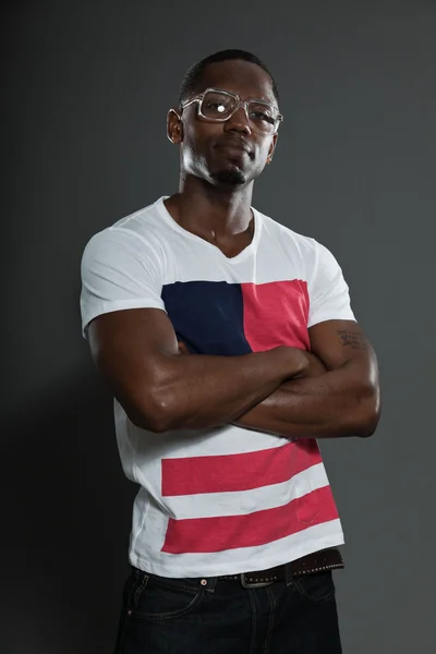 Крутий міський стильний чорношкірий американець. Портрет модної студії ізольований на сірому фоні. Носіння ретро окулярів . — стокове фото