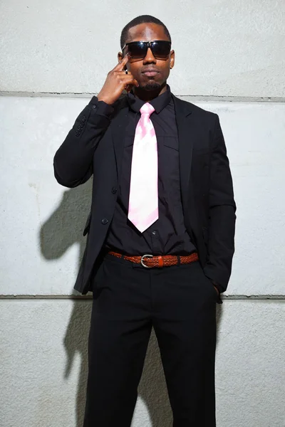 Chłodny czarny człowiek amerykański w ciemnym kolorze, nosi okulary. mody strzał w środowisku miejskim. — Zdjęcie stockowe