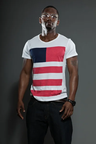 Cool urbano elegante hombre negro americano. Retrato de estudio de moda aislado sobre fondo gris. Usar gafas retro . — Foto de Stock