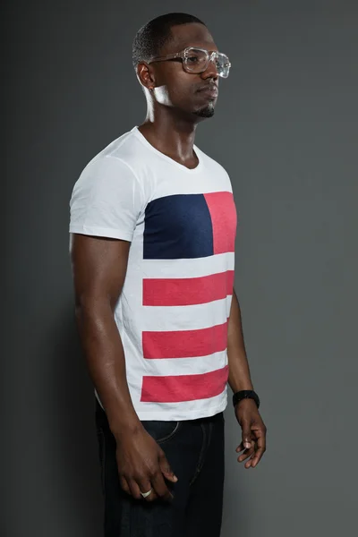 Cool urban stilvollen schwarzen amerikanischen Mann. Modestudio Porträt isoliert auf grauem Hintergrund. Tragen einer Retro-Brille. — Stockfoto