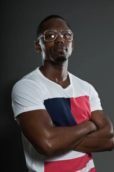 Cool urbano elegante hombre negro americano. Retrato de estudio de moda aislado sobre fondo gris. Usar gafas retro . —  Fotos de Stock