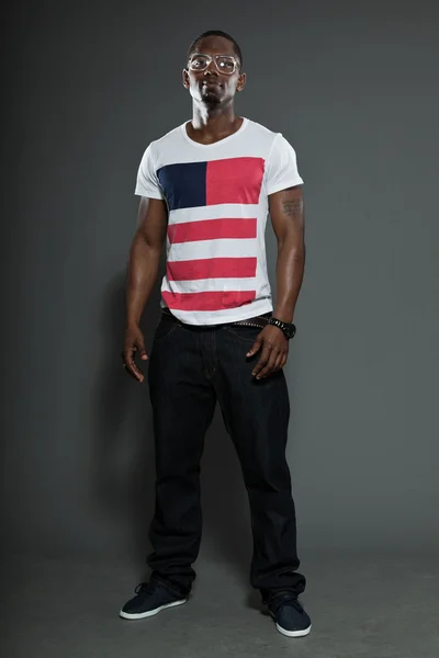 Cool urbano elegante hombre negro americano. Retrato de estudio de moda aislado sobre fondo gris. Usar gafas retro . —  Fotos de Stock