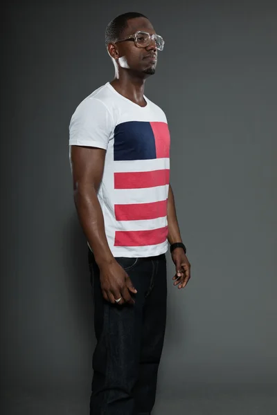 Cool stedelijke stijlvolle zwarte Amerikaanse man. mode studio portret geïsoleerd op een grijze achtergrond. retro bril. — Stockfoto