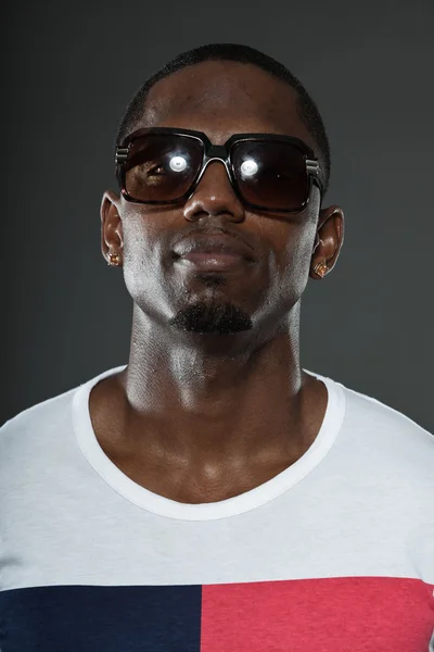 Cool urban elegant svart amerikansk man. mode studio porträtt isolerad på grå bakgrund. bär mörka solglasögon. — Stockfoto