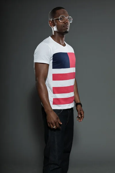 Fresco urbano elegante homem negro americano. Retrato de estúdio de moda isolado em fundo cinza. Usando óculos retro . — Fotografia de Stock
