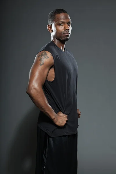 까만 미국의 농구 선수입니다. 회색 배경에 고립 된 스튜디오 초상화. — 스톡 사진