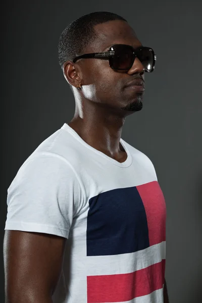 Cool urban stylish black american man. Fashion studio portrait isolated on grey background. Wearing dark sunglasses. — Stock Photo, Image