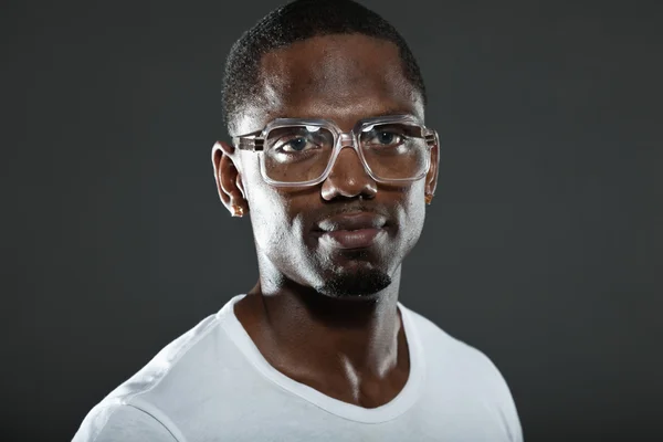 Cool urban elegant svart amerikansk man. mode studio porträtt isolerad på grå bakgrund. retro glasögon. — Stockfoto