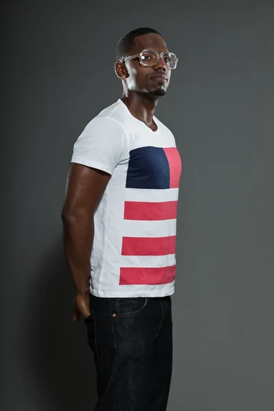 Serin kentsel şık siyah Amerikalı adam. moda stüdyo portre gri arka plan üzerinde izole. Retro gözlüklü. — Stok fotoğraf