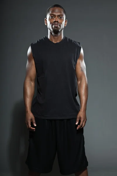 Schwarzer amerikanischer Basketballer. Studioporträt isoliert auf grauem Hintergrund. — Stockfoto