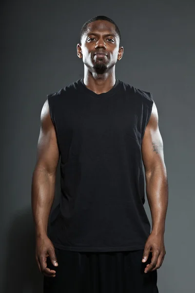 까만 미국의 농구 선수입니다. 회색 배경에 고립 된 스튜디오 초상화. — 스톡 사진