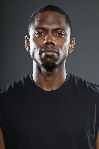Czarny amerykański koszykarz. portret na tle szarym tle. — Zdjęcie stockowe