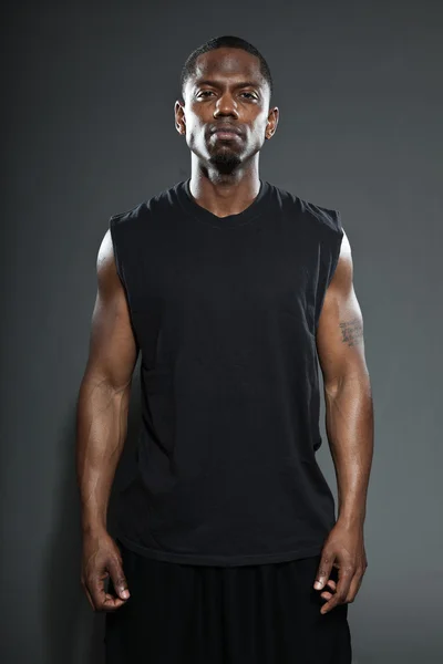 Чёрный американский баскетболист. Студийный портрет на сером фоне . — стоковое фото