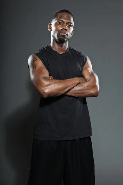 Siyah Amerikalı basketbol oyuncusu. gri arka plan üzerinde izole stüdyo portre. — Stok fotoğraf
