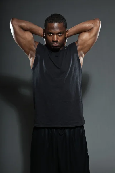 黒いアメリカのバスケット ボール選手。灰色の背景で隔離のスタジオ ポートレート. — ストック写真