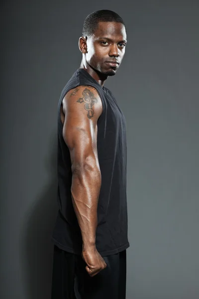 Чорношкірий американський баскетболіст. Студійний портрет ізольовано на сірому фоні . — стокове фото
