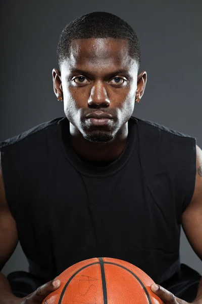 Un joueur de basket noir américain. Portrait studio isolé sur fond gris . — Photo