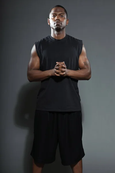 黒いアメリカのバスケット ボール選手。灰色の背景で隔離のスタジオ ポートレート. — ストック写真
