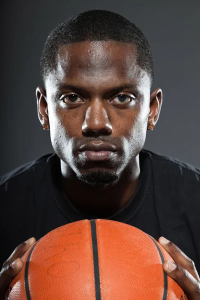 Zwarte Amerikaans basketballer. studio portret geïsoleerd op grijze achtergrond. — Stockfoto