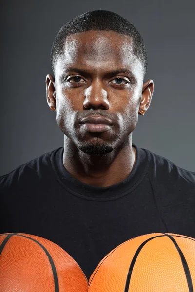 Jogador de basquetebol americano negro. Retrato de estúdio isolado sobre fundo cinza . — Fotografia de Stock