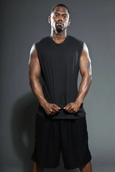 Un joueur de basket noir américain. Portrait studio isolé sur fond gris . — Photo