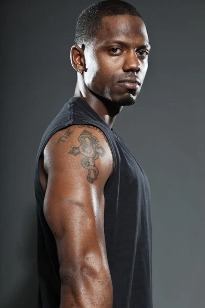 Чорношкірий американський баскетболіст. Студійний портрет ізольовано на сірому фоні . — стокове фото