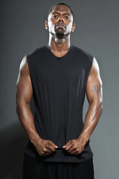 Jugador de baloncesto americano negro. Retrato de estudio aislado sobre fondo gris . —  Fotos de Stock