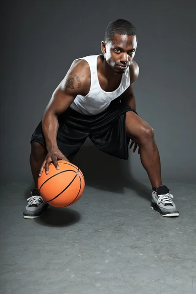 黑色的美国篮球运动员。灰色背景上隔离室画像. — 图库照片