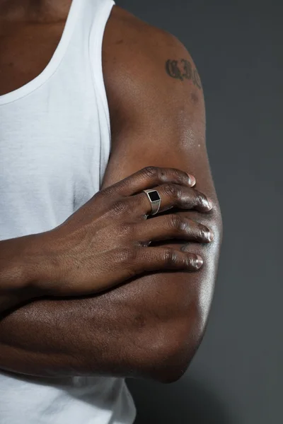 Braço musculado do homem negro americano. Estúdio tiro isolado em fundo cinza . — Fotografia de Stock