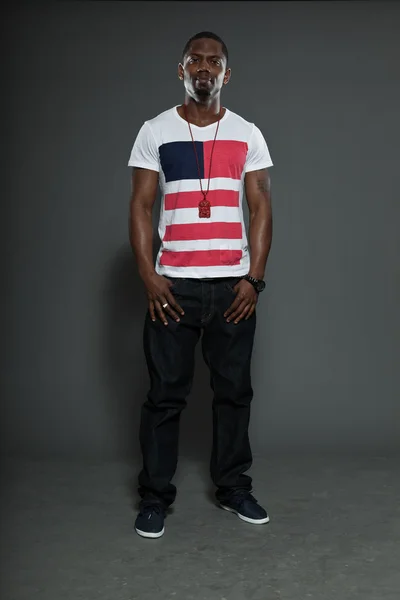 Cool urban elegant svart amerikansk man. mode studio porträtt isolerad på grå bakgrund. — Stockfoto