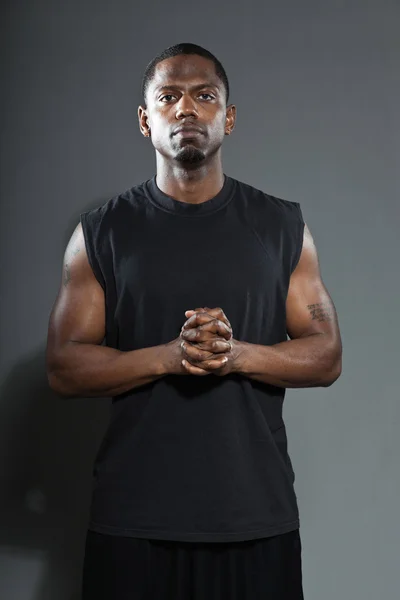 Jogador de basquetebol americano negro. Retrato de estúdio isolado sobre fundo cinza . — Fotografia de Stock