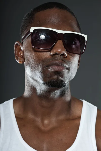Cool városi elegáns fekete amerikai férfi. divat stúdió portré elszigetelt szürke háttér. sötét napszemüveget visel. — Stock Fotó