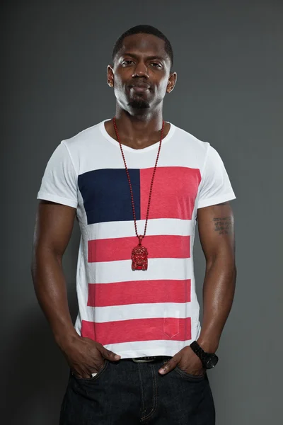 Cool városi elegáns fekete amerikai férfi. divat stúdió portré elszigetelt szürke háttér. — Stock Fotó