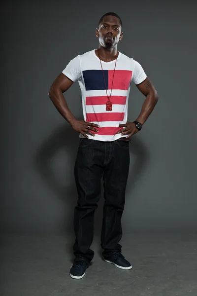 Δροσερό αστικών κομψό Αμερικανός μαύρος. Πορτραίτο στούντιο μόδας που απομονώνονται σε γκρι φόντο. — Φωτογραφία Αρχείου
