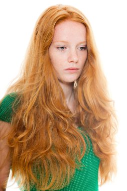 uzun kızıl saçlı giyen ile güzel kız yeşil gömlek. doğal bir güzellik. moda studio izole üzerinde beyaz arka plan vurdu.