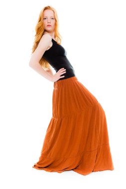 siyah gömlek ve kahverengi elbise giymiş uzun kızıl saçlı güzel bir kız. moda studio izole üzerinde beyaz arka plan vurdu.