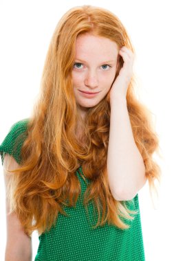 uzun kızıl saçlı yeşil gömlek gülümseyen güzel kız. moda studio izole üzerinde beyaz arka plan vurdu.