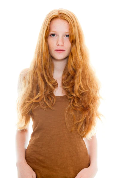 Όμορφο κορίτσι με μακριά κόκκινα μαλλιά που φοράει καφέ πουκάμισο. στούντιο μόδας πυροβόλησε απομονωθεί σε λευκό φόντο. — Φωτογραφία Αρχείου