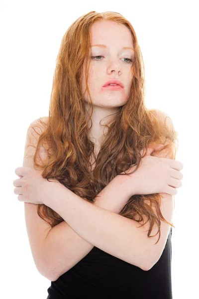 Menina bonita com longos cabelos vermelhos vestindo camisa preta. Cabelo molhado e cara triste. Estúdio de moda tiro isolado no fundo branco . — Fotografia de Stock