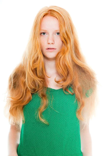 Ładna dziewczyna z długie Rude włosy, noszenie zielonej koszuli. naturalne piękno. studio mody strzał na białym tle na białym tle. — Zdjęcie stockowe