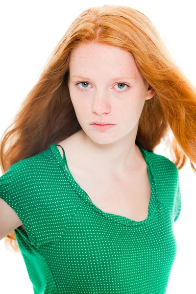 Uzun kızıl saçlı giyen ile güzel kız yeşil gömlek. doğal bir güzellik. moda studio izole üzerinde beyaz arka plan vurdu. — Stok fotoğraf