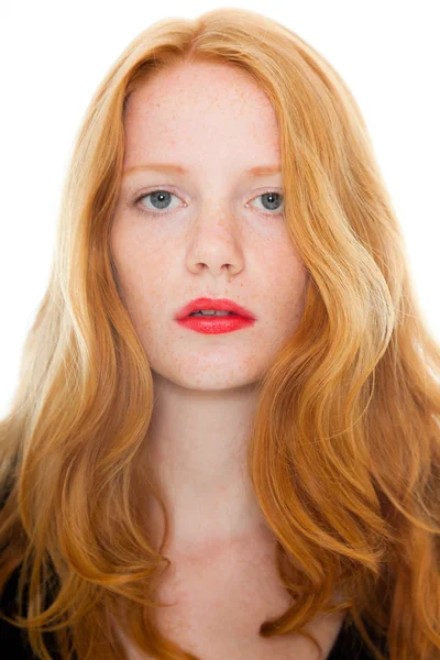 Jolie fille aux longs cheveux roux et rouge à lèvres portant une chemise noire. Studio de mode tourné isolé sur fond blanc . — Photo