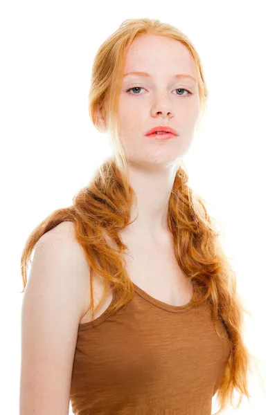 Hübsches Mädchen mit langen roten Haaren und braunem Hemd. Modestudio isoliert auf weißem Hintergrund gedreht. — Stockfoto