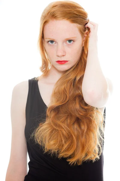 Güzel bir kız uzun kızıl saçlı ve ruj siyah gömlek. moda studio izole üzerinde beyaz arka plan vurdu. — Stok fotoğraf