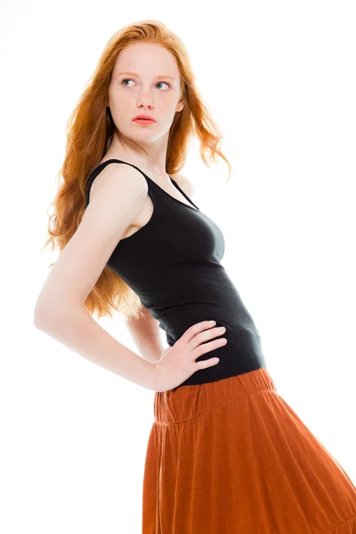 Chica bonita con el pelo largo y rojo con camisa negra y vestido marrón. Estudio de moda tiro aislado sobre fondo blanco . — Foto de Stock
