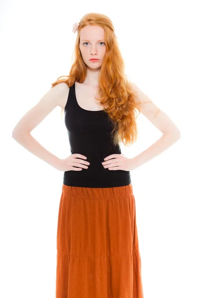 Chica bonita con el pelo largo y rojo con camisa negra y vestido marrón. Estudio de moda tiro aislado sobre fondo blanco . — Foto de Stock