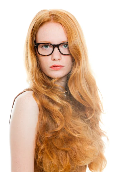 Csinos lány hosszú vörös haja barna ing és vintage szemüveget visel. divat stúdió felvétel a elszigetelt fehér háttér. — Stock Fotó